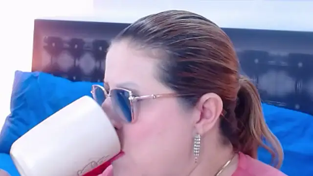 Snapshot of sandra_20 chatting on November 16, 10:10 am sandra 20 online show from November 16, 10:10 am