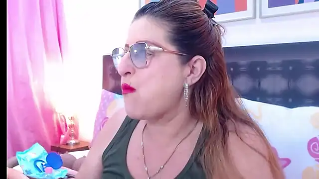 Snapshot of sandra_20 chatting on December 22, 10:45 am sandra 20 online show from December 22, 10:45 am