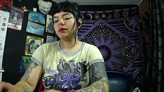 Snapshot of Yourmadame_P chatting on July 16, 11:11 pm Yourmadame P online show from July 16, 11:11 pm