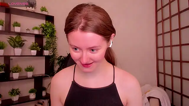 Snapshot of KateCuddle chatting on May 4, 2:07 am KateCuddle online show from May 4, 2:07 am