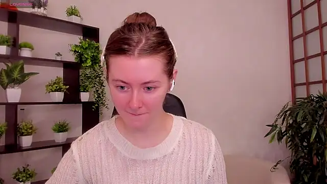 Snapshot of KateCuddle chatting on August 4, 2:04 am KateCuddle online show from August 4, 2:04 am