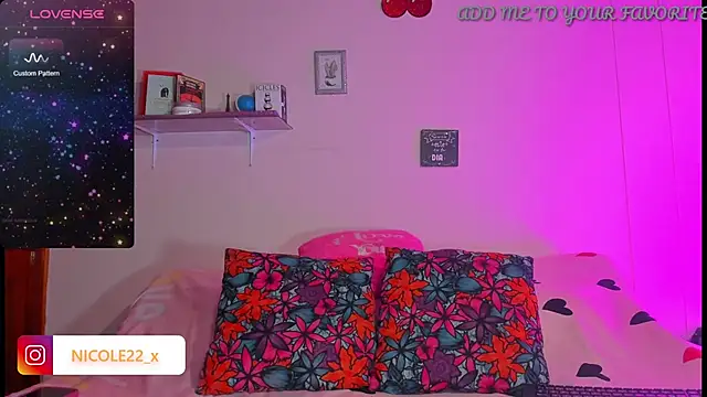 Snapshot of Nicole_x chatting on December 29, 12:52 am Nicole x online show from December 29, 12:52 am
