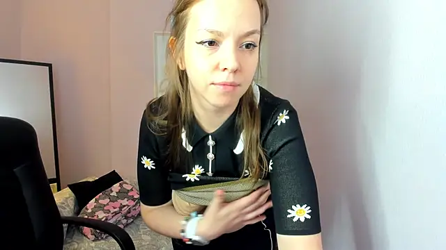 Snapshot of Persephoni chatting on June 25, 3:27 pm Persephoni online show from June 25, 3:27 pm