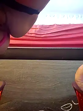 Snapshot of sexynini83 chatting on December 4, 11:08 am sexynini83 online show from December 4, 11:08 am