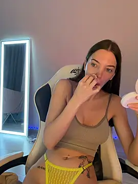 julia fly online show from April 14, 3:45 am