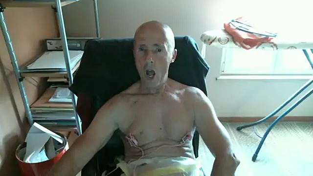 Snapshot of olibrius71 chatting on May 21, 5:53 pm olibrius71 online show from May 21, 5:53 pm