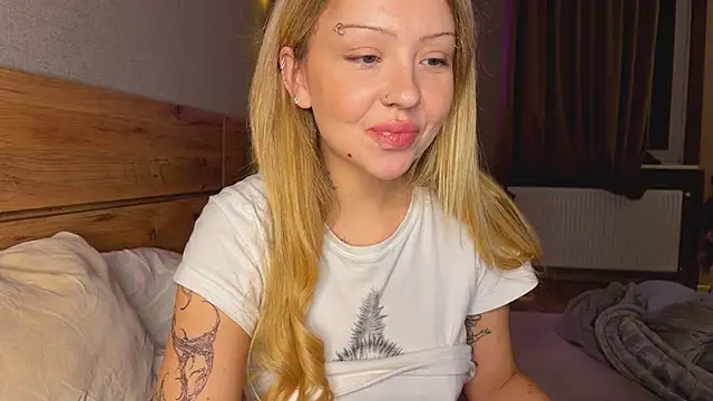 Snapshot of kiki_nikki chatting on November 6, 4:52 pm kiki nikki online show from November 6, 4:52 pm