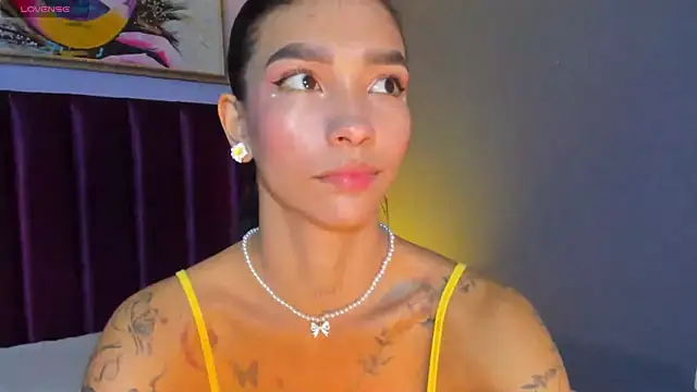 LauraAristizabal online show from April 3, 12:36 pm