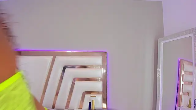 Aisharhodes00 online show from February 4, 9:09 pm