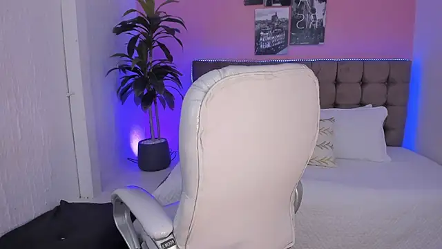 Snapshot of Stefhanyblow chatting on March 12, 12:31 am Stefhanyblow online show from March 12, 12:31 am