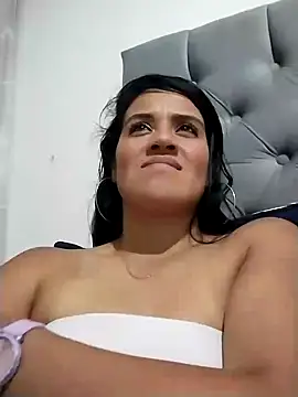 Snapshot of zhayra_rose chatting on December 6, 4:25 am zhayra rose online show from December 6, 4:25 am