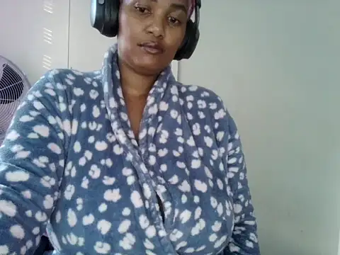 Snapshot of Charlie-Crawford chatting on June 8, 5:52 am Charlie-Crawford online show from June 8, 5:52 am