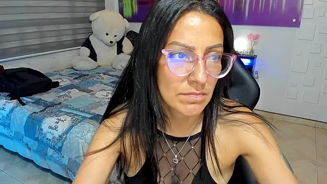 Snapshot of alma_blue chatting on May 19, 10:38 pm alma blue online show from May 19, 10:38 pm