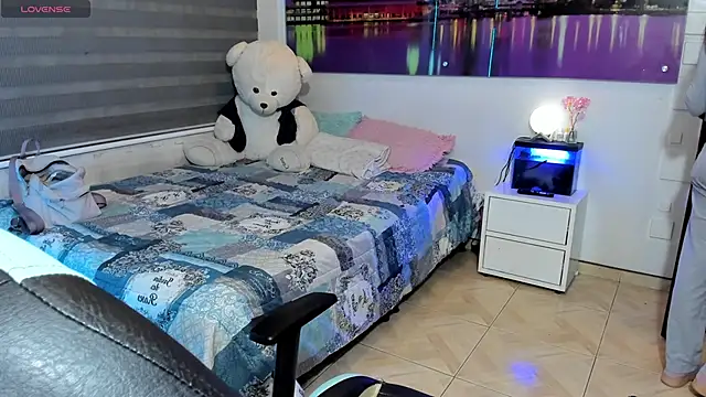 Snapshot of alma_blue chatting on May 20, 11:00 pm alma blue online show from May 20, 11:00 pm