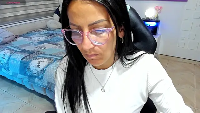 Snapshot of alma_blue chatting on May 21, 8:27 pm alma blue online show from May 21, 8:27 pm