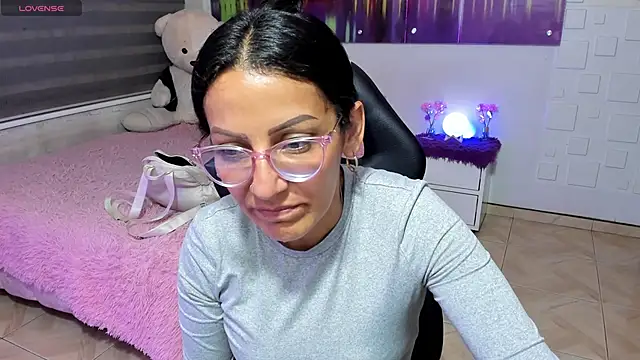 Snapshot of alma_blue chatting on May 28, 11:35 pm alma blue online show from May 28, 11:35 pm