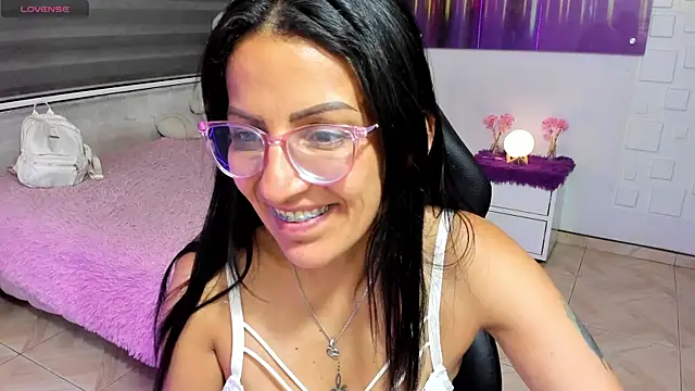 Snapshot of alma_blue chatting on June 3, 11:21 pm alma blue online show from June 3, 11:21 pm