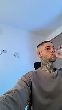 Snapshot of _jamesleandros1 chatting on February 3, 4:01 pm jamesleandros1 online show from February 3, 4:01 pm