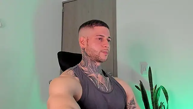 Snapshot of _jamesleandros1 chatting on February 4, 4:07 am jamesleandros1 online show from February 4, 4:07 am