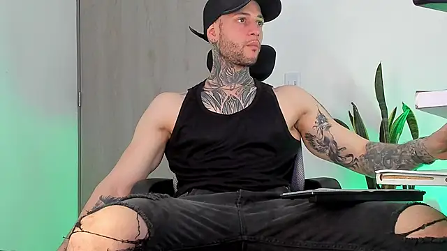 Snapshot of _jamesleandros1 chatting on February 15, 6:26 pm jamesleandros1 online show from February 15, 6:26 pm