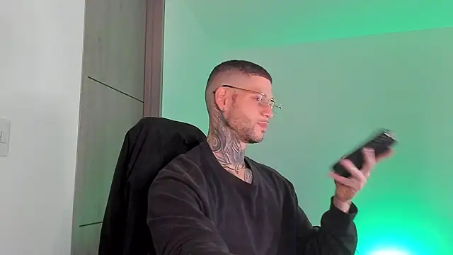 Snapshot of _jamesleandros1 chatting on March 27, 1:44 am jamesleandros1 online show from March 27, 1:44 am