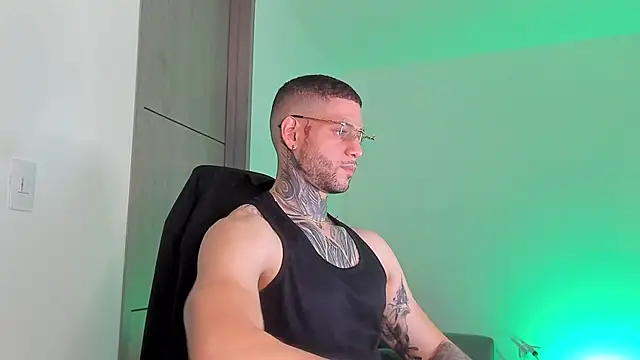 Snapshot of _jamesleandros1 chatting on March 28, 4:12 am jamesleandros1 online show from March 28, 4:12 am