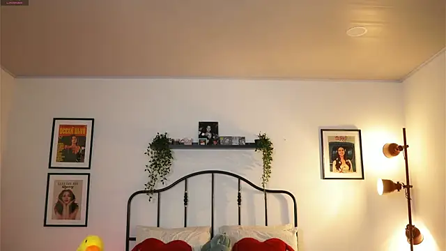 Snapshot of julesbennet chatting on February 22, 1:13 pm julesbennet online show from February 22, 1:13 pm