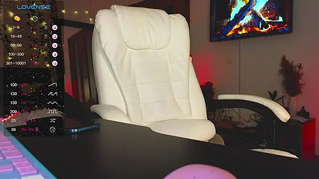 Snapshot of Juliette_Sunshine chatting on February 7, 9:58 pm Juliette Sunshine online show from February 7, 9:58 pm