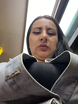 Snapshot of Abril_Luv chatting on April 22, 12:24 am Abril Luv online show from April 22, 12:24 am