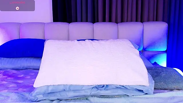 Snapshot of sweetieluna01 chatting on January 9, 8:54 pm sweetieluna01 online show from January 9, 8:54 pm