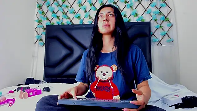 EmmaWilliamss online show from May 7, 2:22 pm