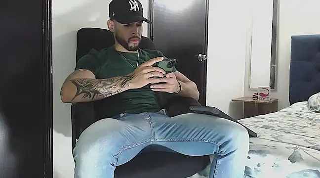 Snapshot of danielconor_26 chatting on December 28, 12:04 am danielconor 26 online show from December 28, 12:04 am