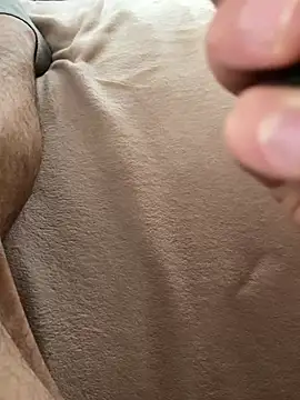 Snapshot of mihaixxx1 chatting on April 7, 9:43 am mihaixxx1 online show from April 7, 9:43 am