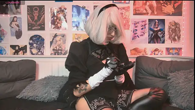 snowblack  online show from January 17, 5:05 pm