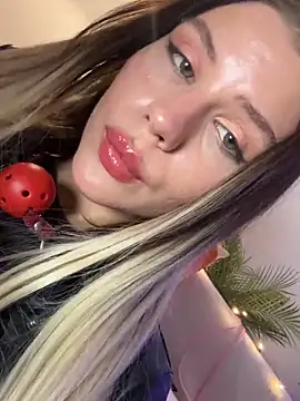 Snapshot of KittyKatyDream chatting on March 6, 12:10 am KittyKatyDream online show from March 6, 12:10 am