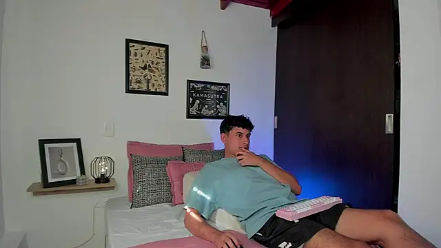 Snapshot of charlottte_queen chatting on October 28, 8:33 pm charlottte queen online show from October 28, 8:33 pm