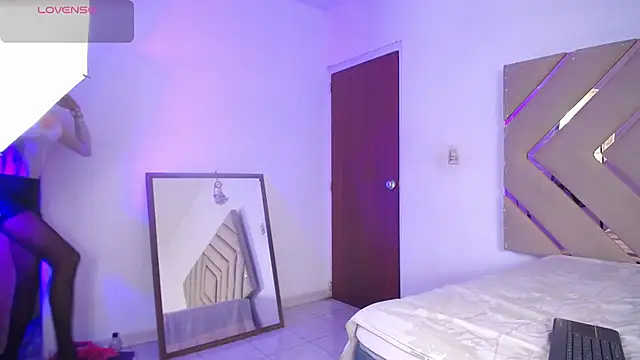 Snapshot of Raven_foxter1 chatting on December 13, 4:22 am Raven foxter1 online show from December 13, 4:22 am