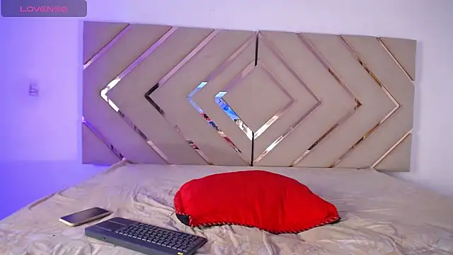 Snapshot of Raven_foxter1 chatting on February 9, 8:02 pm Raven foxter1 online show from February 9, 8:02 pm