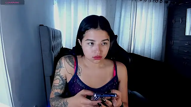 Snapshot of aliice_walker_ chatting on February 3, 3:06 pm aliice walker online show from February 3, 3:06 pm