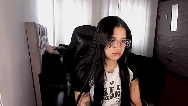 Snapshot of aliice_walker_ chatting on February 11, 4:56 pm aliice walker online show from February 11, 4:56 pm