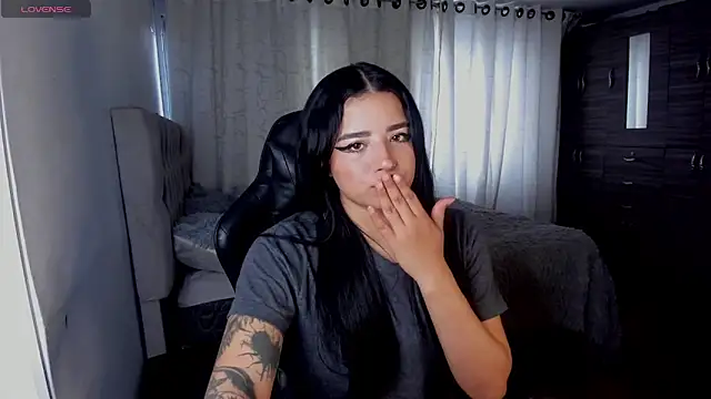 Snapshot of aliice_walker_ chatting on June 1, 9:27 pm aliice walker online show from June 1, 9:27 pm