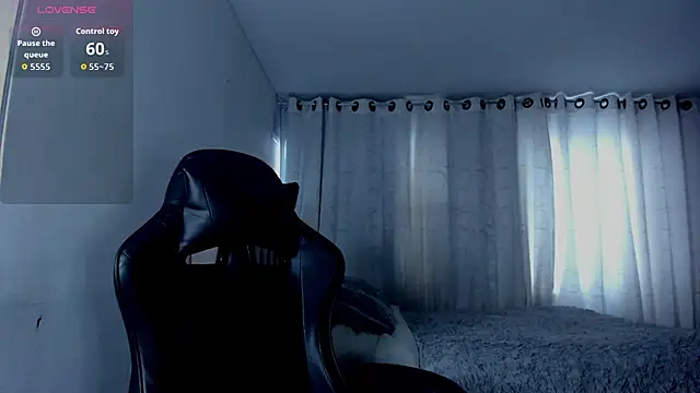 Snapshot of aliice_walker_ chatting on June 6, 7:51 pm aliice walker online show from June 6, 7:51 pm