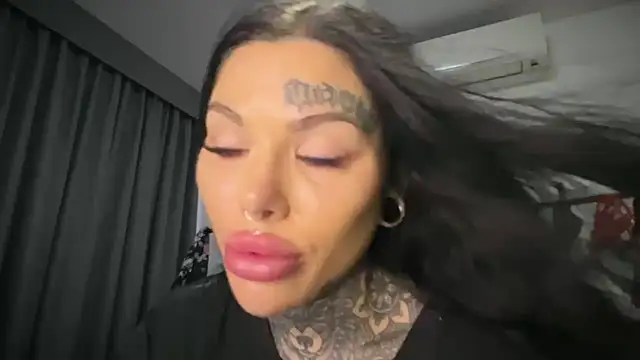 claudiacvc95 online show from October 28, 3:43 am