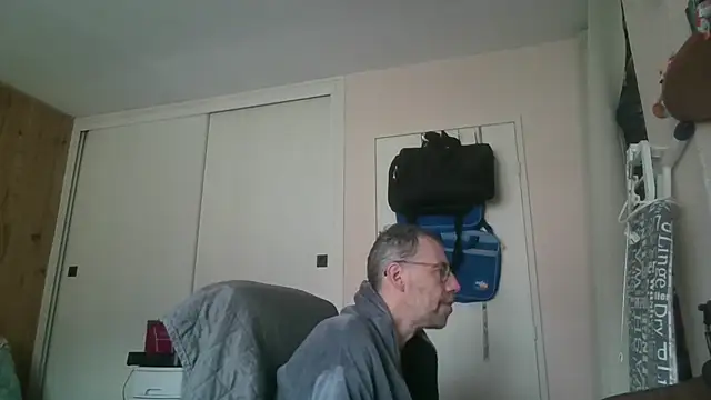 Snapshot of ptitcanard60600 chatting on May 13, 7:28 am ptitcanard60600 online show from May 13, 7:28 am
