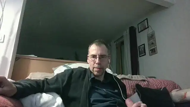 Snapshot of ptitcanard60600 chatting on May 18, 9:53 pm ptitcanard60600 online show from May 18, 9:53 pm