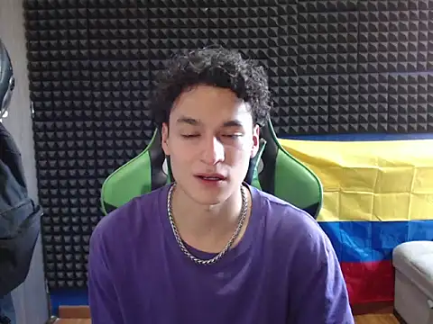 Snapshot of Curly_Angel24 chatting on June 20, 9:06 pm Curly Angel24 online show from June 20, 9:06 pm