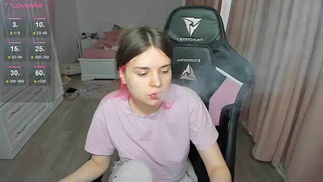 Snapshot of lil_cassie chatting on October 26, 9:59 am lil cassie online show from October 26, 9:59 am