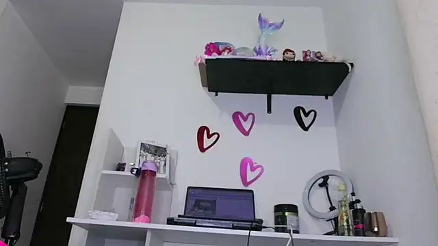 Snapshot of ari_sexy1 chatting on December 19, 1:12 am ari sexy1 online show from December 19, 1:12 am