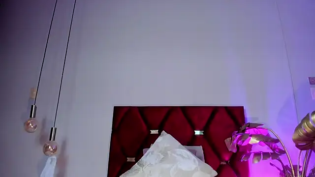 NoraDasilva online show from December 18, 10:05 pm