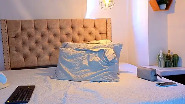 KeryHillson online show from March 1, 3:47 pm